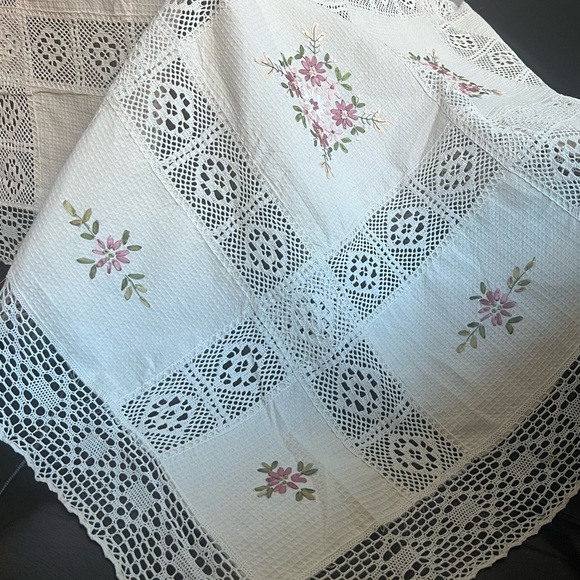 quilt, crocheted & embroidered, floral block pattern; bed cover, coverlet saloon - Picture 4 of 9